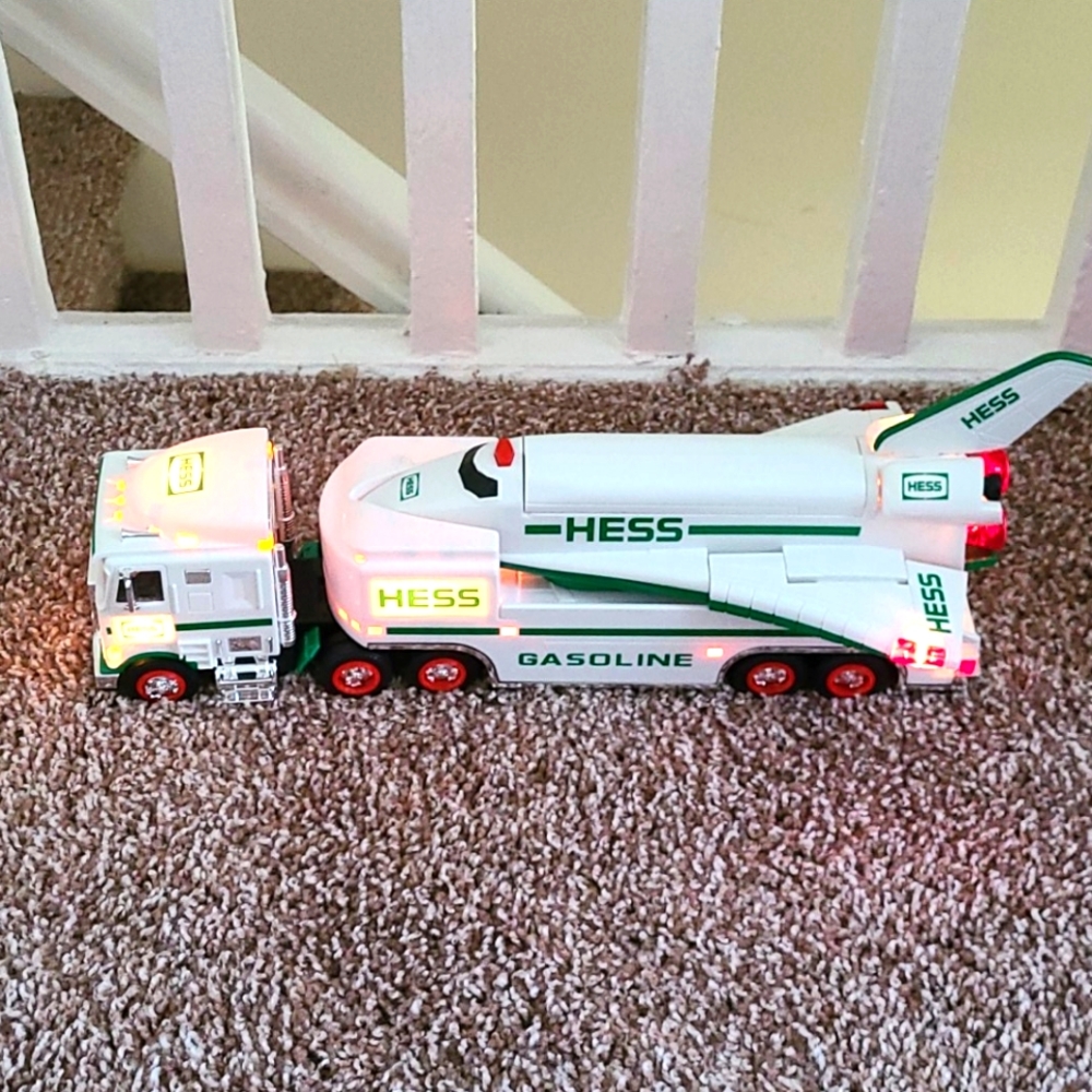 Hess Spaceship Truck with Satellite 1999 NIB